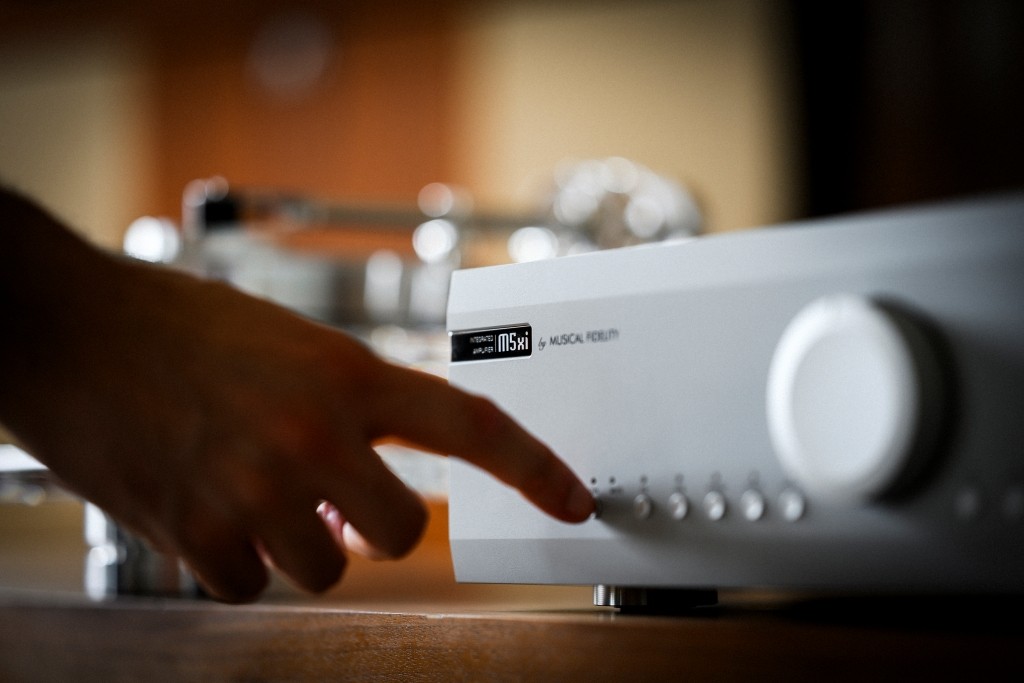 MF-M5xi-Silver-lifestyle-11