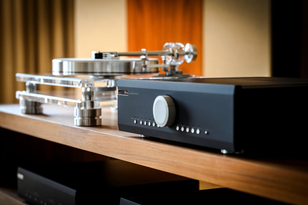 MF-M6xi-Black-lifestyle-3